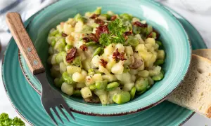 Ein leckeres Gericht mit dicken Bohnen und Kartoffeln, garniert mit knusprigem Speck. Perfekt als schnelles Mittagessen oder als Beilage. Dieses dicke Bohnen Rezept ist einfach zuzubereiten.
