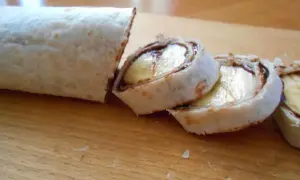 Rolowana tortilla z bananem i czekoladą. Proste przepisy na nadzienie, idealne na szybką przekąskę.