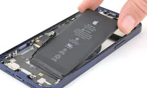 Wyjmowanie baterii z iPhone'a 13.