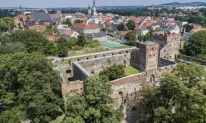 Ruiny zamku w Ząbkowicach Śląskich, w tle miasto z kościołami i kamienicami. Wspaniałe ząbkowice śląskie atrakcje.