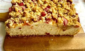Puszyste ciasto drożdżowe z rabarbarem i chrupiącą kruszonką, gotowe do podania.