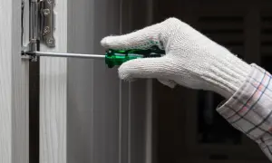 Jak wyregulować drzwi? Prosty poradnik DIY. Pozbądź się problemów!
