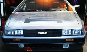 Przód kultowego DeLorean z charakterystycznym logo DMC na grillu.