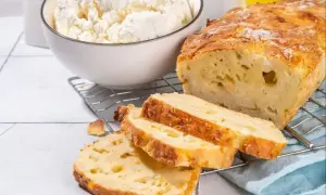 Pyszny chleb z twarogu, idealny na śniadanie. Ten przepis na chleb z twarogu jest prosty i szybki.