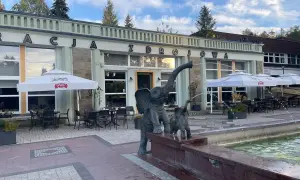 Słonie z fontanny witają w Rabce Zdrój, gdzie zjeść można w ogródku przy "Racjii Zdrojowej".