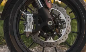 Zbliżenie na tarczę hamulcową motocykla z zaciskiem Benelli.