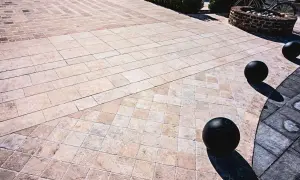 Pavimentazione esterna con eleganti mattonelle in pietra lavica, disposte in motivi geometrici che creano un suggestivo gioco di luci e ombre.