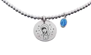 Gargantilla de plata con cuentas y un medallón grabado de la Virgen María rodeada de estrellas, junto a una pequeña medalla azul.