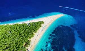 Zloty Róg, jedna z najpiękniejszych plaż w Chorwacji, otoczona sosnowym lasem i krystalicznie czystą wodą.