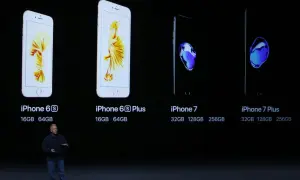 Prezentacja iPhone 7, kiedy wyszedł, obok starszych modeli. Widoczne wersje 6S, 6S Plus, 7 i 7 Plus z pojemnościami.