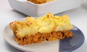 Pyszny sos do zapiekanki ziemniaczanej z mięsem mielonym, podany na talerzu.
