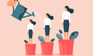 Een gieter geeft water aan drie vrouwen in potten, die groeien van klein naar groot. Dit is het tegenovergestelde van spontaan; het is geplande groei.