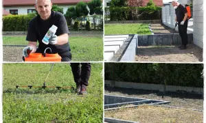 Mężczyzna przygotowuje opryskiwacz z preparatem do trawnika. Następnie opryskuje nim ziemię, przygotowując ją do siewu.