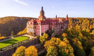 Gdzie zjeść w pobliżu Zamku Książ? Najlepsze restauracje i atrakcje