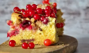 Przepis na pyszne ciasto drożdżowe z owocami, które zachwyci każdego smakosza
