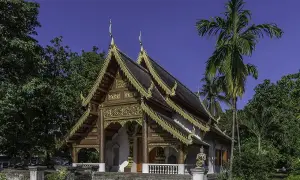 Złocony, zabytkowy klasztor w Chiang Mai, otoczony bujną zielenią. Idealne miejsce, by poczuć ducha Tajlandii.
