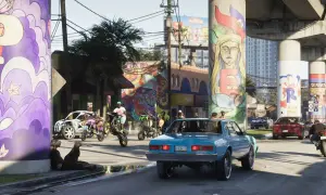 Kolorowe murale zdobią filary wiaduktu. Na ulicy ruch, motocykle i samochody, jakbyśmy czekali na GTA 6.
