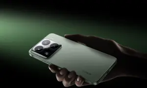 Dłoń trzyma zielony smartfon Xiaomi, najnowszy model, z charakterystycznym modułem aparatów Leica.