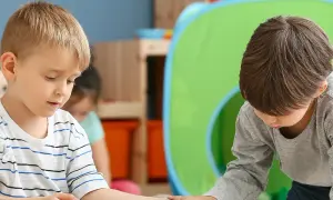 Butelka sensoryczna z olejem: jak rozwijać zmysły dziecka w zabawie