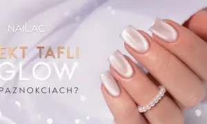 Dłonie z paznokciami w perłowym odcieniu, prezentujące efekt szklanych paznokci. Napis "Efekt Tafli i Glow na paznokciach?".