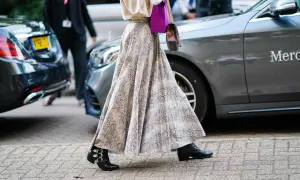 Eleganckie stylizacje ze spódnicą: zwiewna, wzorzysta spódnica maxi i botki z klamrami.