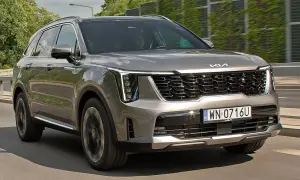 Szary Kia Sorento w ruchu drogowym. Sprawdź atrakcyjną kia sorento cena i wybierz swój wymarzony SUV.
