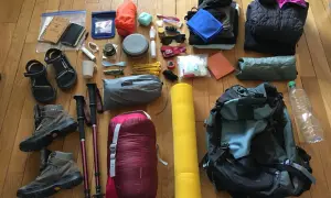 Préparation du contenu sac rando 3 jours : chaussures, sac de couchage, matelas, vêtements, gourde, kit de premiers secours, et autres essentiels.