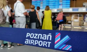Niebieska taśma z napisem "POZNAŃ AIRPORT" i logo lotniska na tle ludzi i tablicy odlotów.