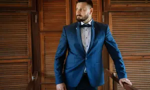 Elegancki mężczyzna w granatowym garniturze, idealny wybór, jaki kolor garnituru na wesele.