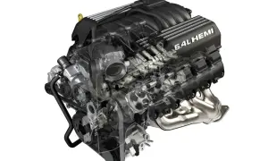 Przekrój silnika 6.4L HEMI z widocznymi elementami wewnętrznymi, takimi jak zawory i wałki rozrządu.