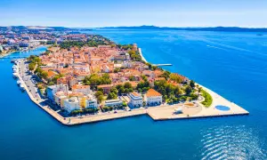 Zadar: urokliwa starówka na półwyspie, otoczona błękitnym Adriatykiem. Warto zobaczyć!