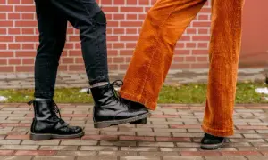 Jakie buty do szerokich spodni męskich – unikaj modowych wpadek
