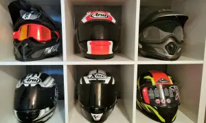 Sześć kasków motocyklowych: crossowy z goglami, dwa turystyczne Arai, jeden enduro, X-lite i SMK. Jaki kask na motor szosowo-turystyczny wybrać?