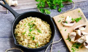 Kremowe risotto z grzybami, idealne na jesienny obiad. Ten przepis na risotto zachwyci każdego!