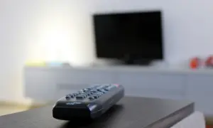Pilot do telewizora leży na stoliku, gotowy do włączenia ulubionego serialu.