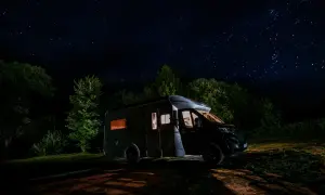 Kamper nocą, wśród drzew, pod rozgwieżdżonym niebem. Odkrywanie mało znanych miejsc na Podkarpaciu z dala od cywilizacji.