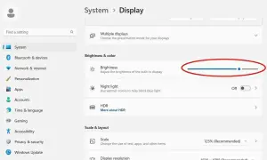 Ustawienia systemu Windows: jak rozjaśnić ekran za pomocą klawiatury. Suwak jasności jest widoczny.