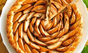 Torta compleanno invernale con pere caramellate e pasta sfoglia dorata, perfetta per un giorno speciale.