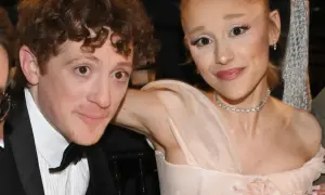 Ariana Grande z partnerem Ethanem Slaterem, uśmiechnięci, w eleganckich strojach.