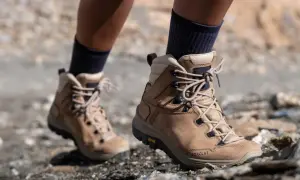 Solidne buty w góry na zimę, z wysoką cholewką i grubą podeszwą Vibram, zapewniające stabilność na kamienistym szlaku.