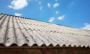 Stary dach pokryty eternitem, który zawiera azbest. Co to za materiał?
