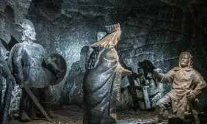 Rzeźby z soli w kopalni soli „Wieliczka” zdjęcia. Postacie historyczne w podziemnych komnatach.