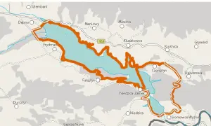 Mapa z zaznaczoną pomarańczową obwódką wokół jeziora. Widoczne miejscowości: Frydman, Maniowy, Czorsztyn, Niedzica. To idealna velo czorsztyn trasa.