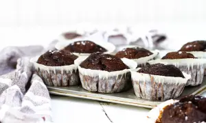 Mörka chokladmuffins med flingsalt på en plåt, redo att avnjutas. Ett enkelt chokladmuffins recept för alla.