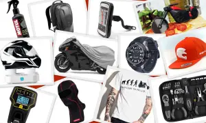 Kask, plecak, pokrowiec na motocykl, ładowarka, rękawica, zegarek, czapka i zestaw narzędzi – to wszystko akcesoria dla motocyklisty.