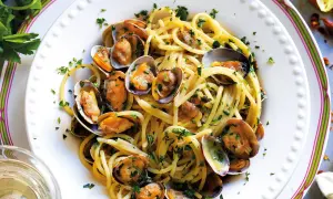 Spaghetti alle vongole cremosi come al ristorante, un piatto invitante con pasta, vongole e prezzemolo fresco.