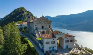 Santuario della Madonna di Montecastello a Tignale, con vista mozzafiato sul Lago di Garda.
