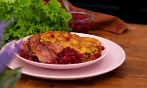 Rökt sidfläsk med stekt potatis och lingon, en härlig bit av traditionell svensk mat.