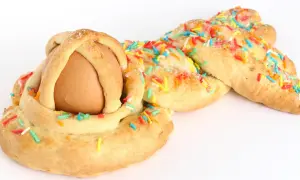 Dolce di Pasqua calabrese con uovo e codette colorate, un classico della tradizione.
