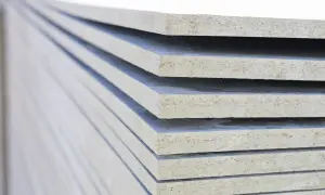 Lastre di materiale composito impilate, ideali per lo spessore isolante termico.